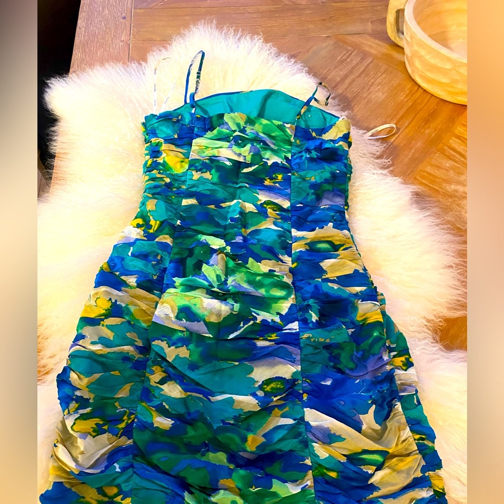 EUC 9/10 Calvin Klein women’s ruffled women’s dress in Size 4!!!